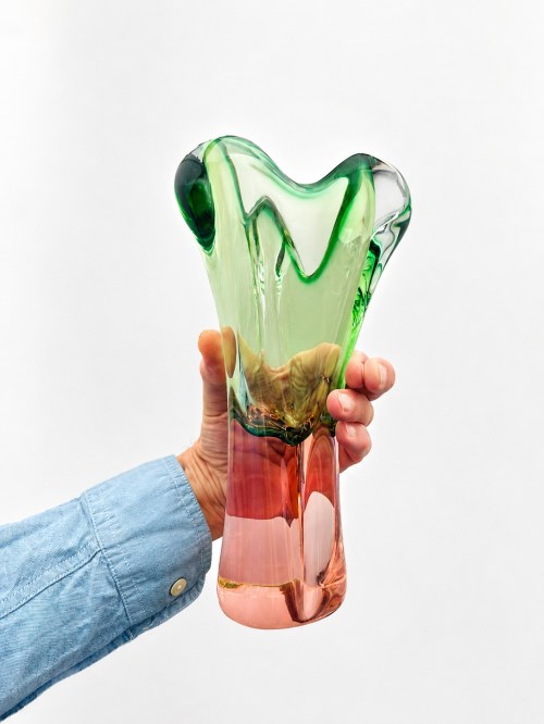 Monumentalna waza hutnicza | Chřibská | Szkło z efektem przejścia koloru z zielonego na czerwony | lata 60. | 28 cm, Josef Hospodka