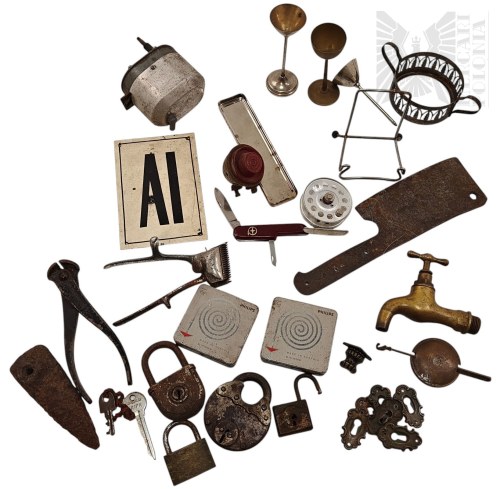 Kłódki, Kluczyki, Kran, Dusza Żelazka, Obcęgi, Maszynka do Włosów, Pudełka po Taśmach do Magnetofonu Philips, Scyzoryk Typu Szwajcarskiego, Tasak, Kieliszki/Świeczniki, Koszyczek od Cukiernicy, Serwet, Pełen Miszmasz Metalowych Przedmiotów - Okucia Zamków