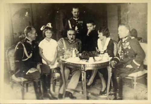 Przy stole z adiutantami i rodziną, Józef Piłsudski