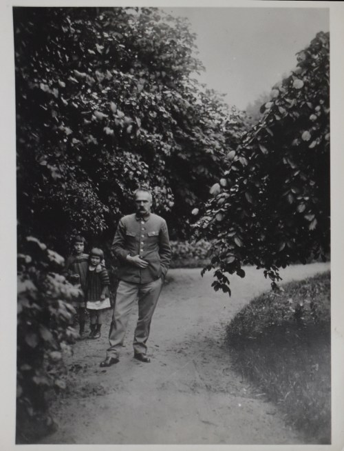 W ogrodzie z córkami, Józef Piłsudski