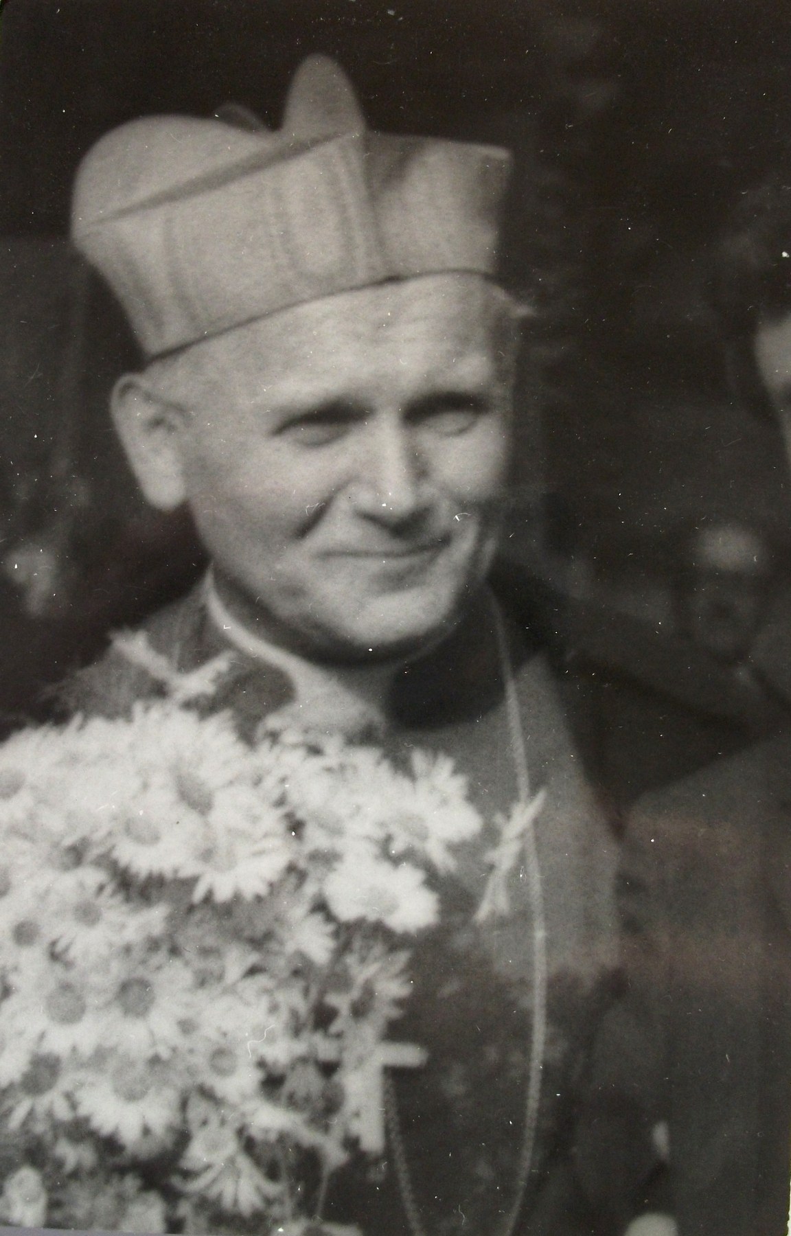 Czy Karol Wojtyła Miał Rodzeństwo [FOTOGRAFIA]. KAROL WOJTYŁA w szatach kardynalskich z bukietem kwiatów
