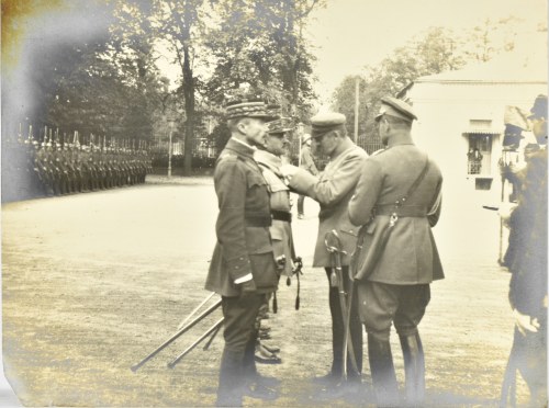 Józef Piłsudski odznacza francuskich generałów przed Beldwederem, Józef Piłsudski