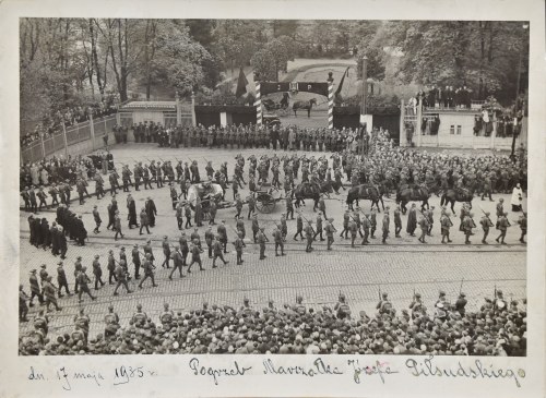 fotografia; 17 x 23 cm;, Pogrzeb Józefa Piłsudskiego