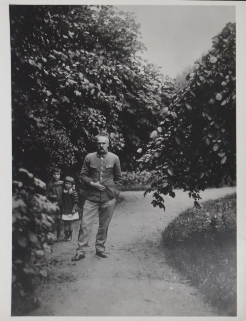 W ogrodzie z córkami, Józef Piłsudski