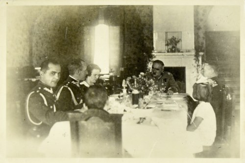 Józef Piłsudski przy stole z adiutantami i rodziną, Józef Piłsudski