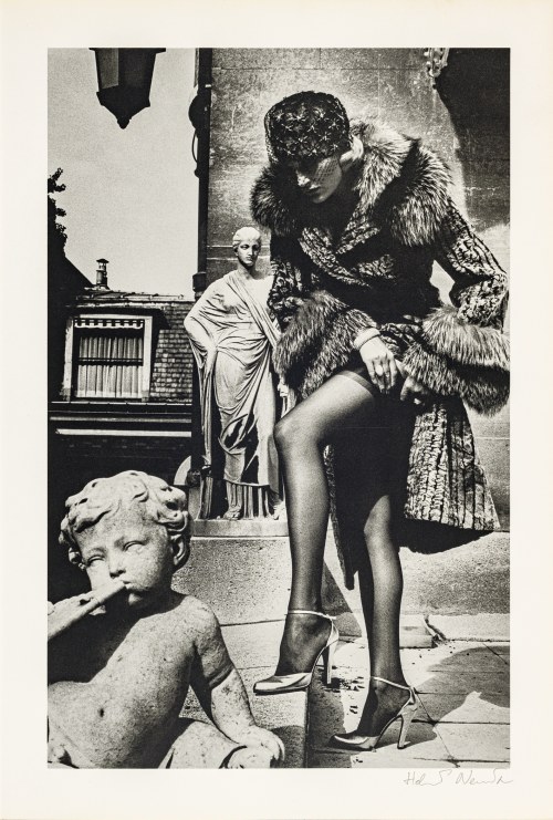 Kobieta poprawiająca pończochę, Paris 1975, Helmut Newton