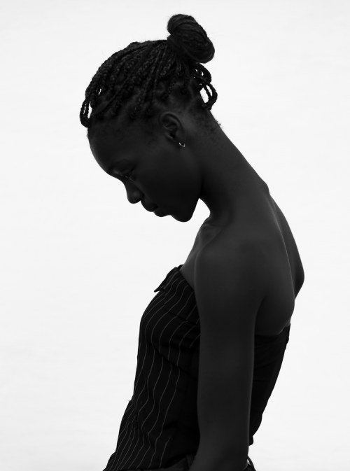 Untitled #001990 (Silhouette of J.) z cyklu: Of People and Stones, Portraits from Central African Republic; 2021 (druk 2022), Michał Korta