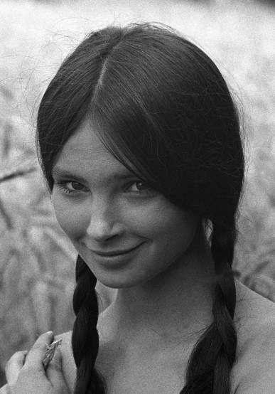 „Anna Dymna 1970”, reprodukcja portretu sygnowana w 2022 przez Annę Dymną, Wojciech Plewiński