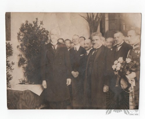 Stanisław Wojciechowski w towarzystwie kilku cywili i Ułana, II Rp - Zdjęcie II Rp
