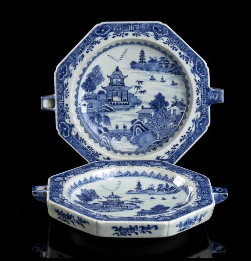 dynastia Qing, koniec XVIII wieku, Dwie Niebiesko-Białe Porcelanowe Tacki Oktagonalne Chiny