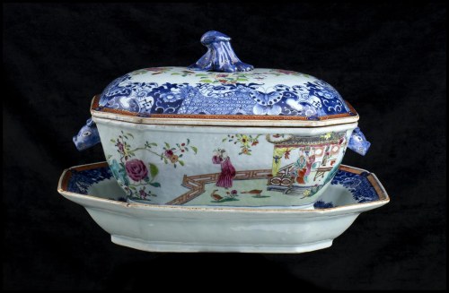 dynastia Qing, połowa XVIII wieku, PORCELANOWA DZBANEK "FAMILLE ROSE" Z TACĄ I POKRYWKĄ Chiny