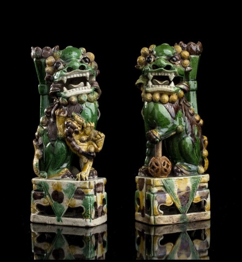 UCHWYT NA NAKLEJKI BUDDYJSKIE LWY Chiny, dynastia Qing, okres Kangxi, Para Szklanych Porcelanowych Naklejek Z Jajkiem I Szpinakiem