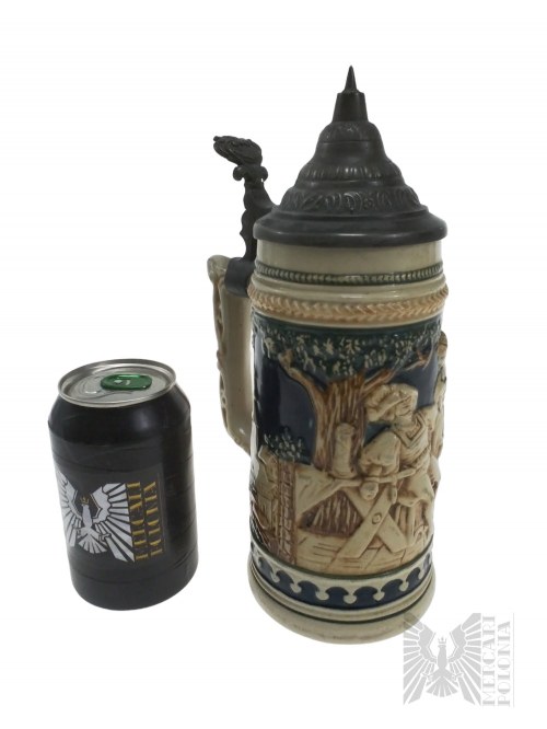 Relief ze Sceną Rodzajową; Sentencja “In Durstiger Mitt, All Sorgen Quitt”, Kufel Ceramiczny z Pokrywą