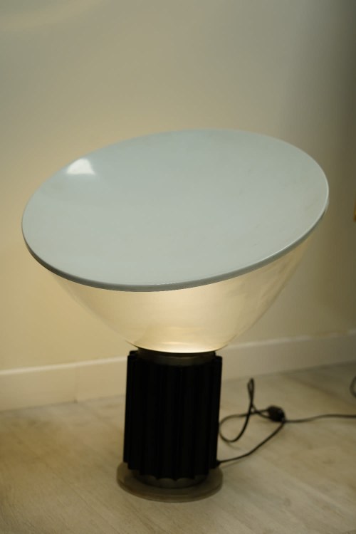 VICOLO MARISCOTTI, PREZENT OD DINO GAVINA DLA LUCIO DALLA, LAMPA TACCIA CASTIGLIONI 1970S