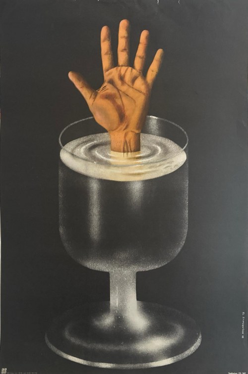 Bez tytułu (ręka tonącego w kieliszku wódki), 1978, Witold Mysyrowicz
