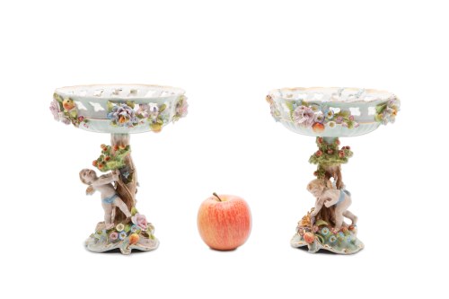 PLAUE (NIEMCY), PARA PORCELANOWYCH KRZESEŁ Z MOTYWEM PUTTI
