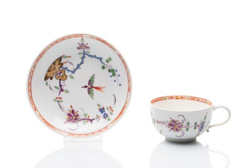 OKRES MARCOLINI (NIEMCY / NIEMCY 1774-1814), FILIŻANKA ZE SPODKIEM W DEKORZE KAKIEMON