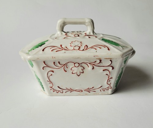 wykonany w manufakturze fajansu i porcelany w Horodnicy na Wołyniu,, Horodnica (Gorodnica). Pojemnik Porcelanowy Z Pokrywką