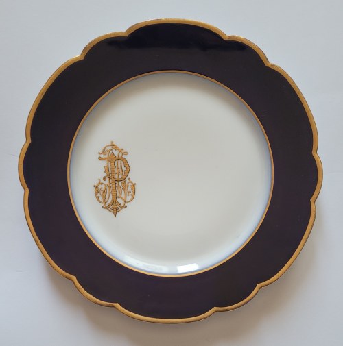 Ignacy Jan (1860-1941)] Talerz porcelanowy, płaski, z serwisu obiadowego, z monogramem wiązanym na jego lustrze z literami HIP, Ignacy Jan Paderewski