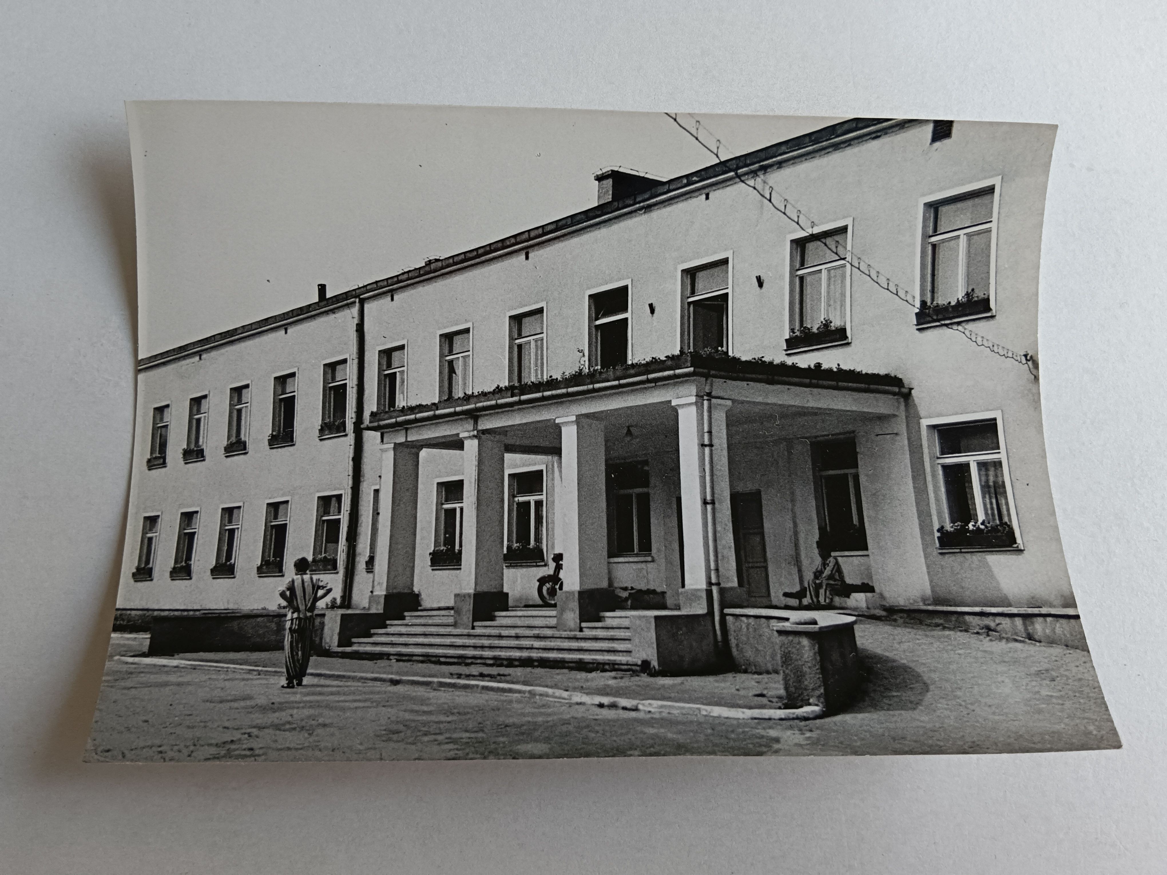 ZDJĘCIE PRL KRAŚNIK FABRYCZNY SZPITAL MOEJSKI, FOT MYSTKOWSKI PIECZĄTKA -  Internet auktion / Online budgivning - Pris - OneBid, image size:4080x3060