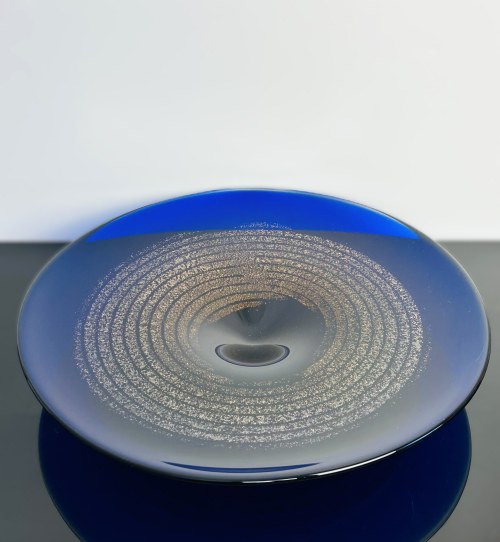 Duży kobaltowo-niebieski szklany talerz ze złotą spiralą, Huta Szkła Škrdlovice, 42 cm, rok 1976, František Vízner