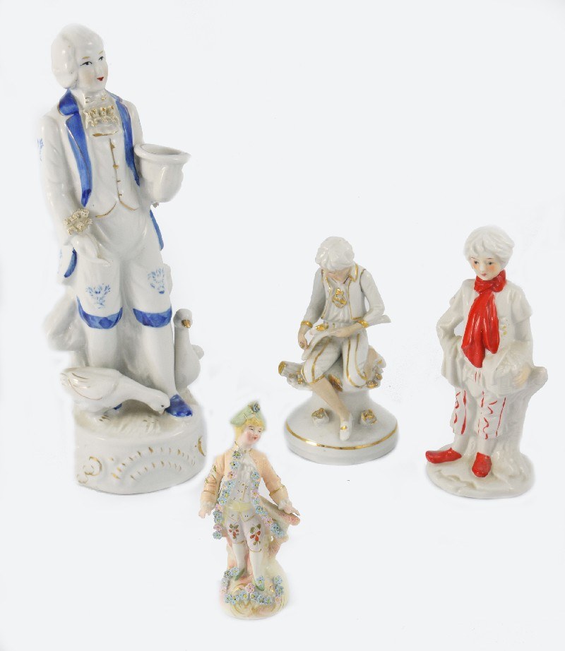 W Składzie Porcelany Było 300 Figurek Porcelanowych Słonie Stanowiły 70 Zestaw czterech figurek porcelanowych - dobierany