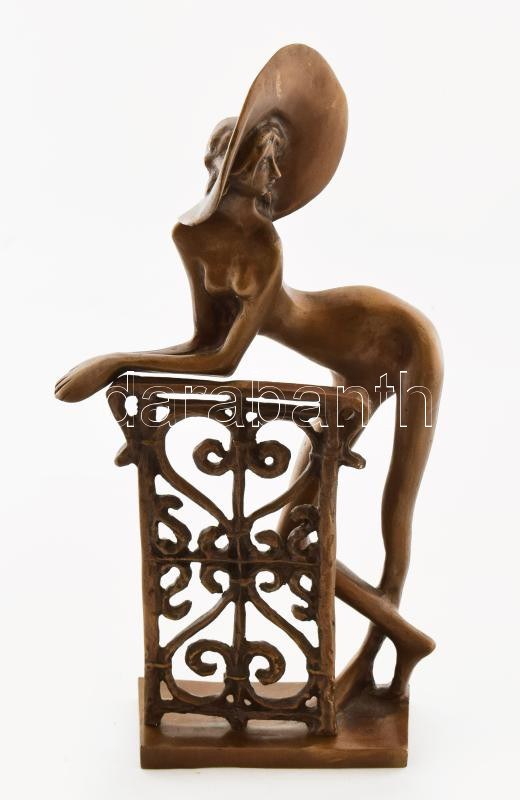 Kutas László (1936-): Kalapos akt. Bronz, márvány talapzaton