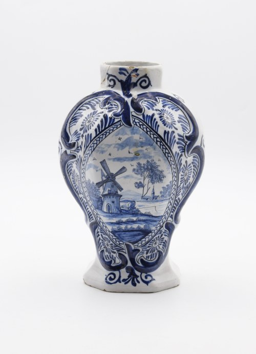 WARSZTAT DE VERGULDE BLOMPOT, Wazon z miniaturą pejzażową (z garnituru), Royal Delft