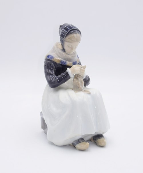 Wieśniaczka z robótką ręczną, Royal Copenhagen
