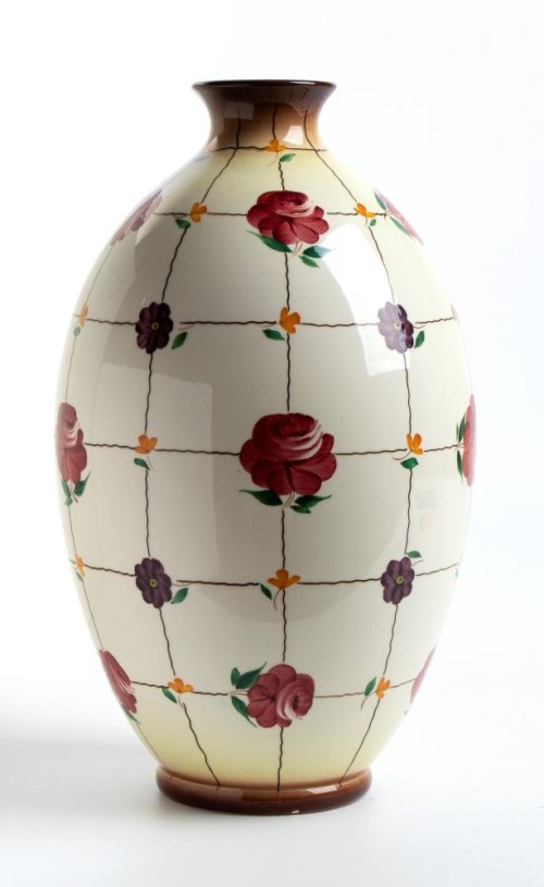 Wazon ozdobiony różami przypisywany Angelo Simonetto, Manifattura Ceramica Galvani
