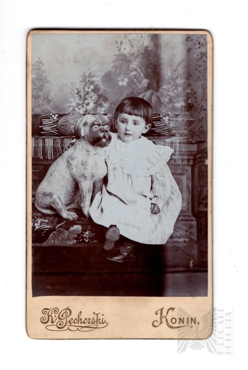 Konin - Fotografia Dziewczynki z Figurą Psa; Fotograf Karol Pęcherski, XIX