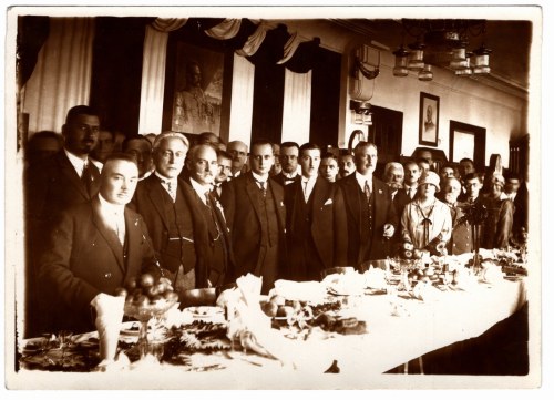 1927 r., Lwów (Lemberg/Leopolis) - Fotografia Uroczystości Poświęcenia Domu Legionisty; w Tle Portrety Józefa Piłsudskiego i Gabriela Narutowicza - Późniejsza Odbitka (Lata 80. XX w.) Z Kliszy Przechowywanych w Archiwum we Lwowie, II RP