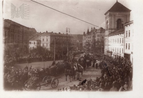 Lwów (Lemberg/Leopolis) - Fotografia Uroczystości (Pogrzebowych?) Na Placu Halickim - Późniejsza Odbitka (Lata 80. XX w.) Z Kliszy Przechowywanych w Archiwum we Lwowie, II RP